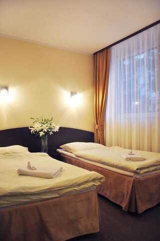 Отель Hotel Pojezierze Щецинек Стандартный двухместный номер с 2 отдельными кроватями-6